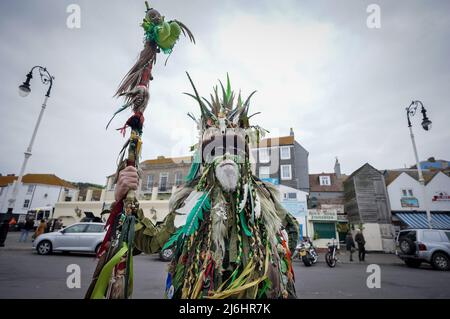 Hastings, Royaume-Uni. 2nd mai 2022. Hastings traditionnel Jack-in-the-Green voit un Jack géant couvert de feuillage libéré pour mener une procession à travers la vieille ville jusqu'à la colline de l'Ouest où il est finalement tué et l'esprit de l'été est libéré. Ressuscité en 1980s, le festival est devenu synonyme de la ville de Hastings et demeure l'un de ses plus grands événements. Credit: Guy Corbishley/Alamy Live News Banque D'Images