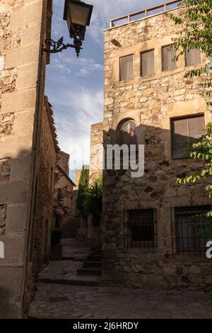 petite rue en pierre dans le village médiéval de pals sur la costa brava Banque D'Images