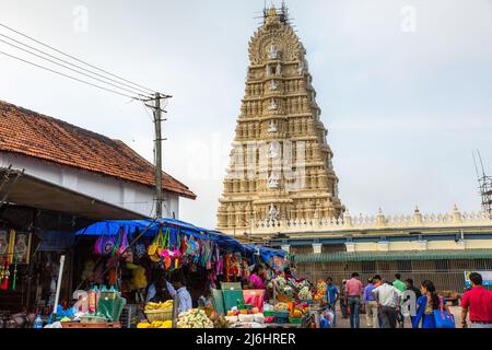 Entrée du temple antique et historique de la déesse Chamundi, vieux de 300 ans, à Chamundi Hill, Mysore. Le style de l'Inde du Sud Mysore, Karnataka, Inde Banque D'Images