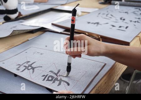 Shodo calligraphie japonaise processus d'écriture apprentissage, étude des hiéroglyphes Banque D'Images