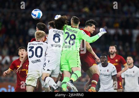 Lukasz Skorupski gardien de Bologne sauve le ballon pendant le championnat italien Serie Un match de football entre AS Roma et le FC de Bologne le 1 mai 2022 au Stadio Olimpico à Rome, Italie - photo Federico Proietti / DPPI Banque D'Images