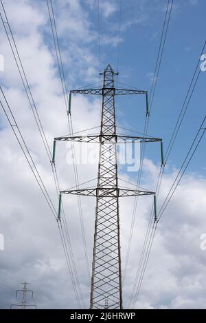 Transmission d'énergie sur une ligne électrique haute tension dans le ciel, Danemark, 1 mai 2022 Banque D'Images