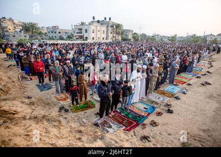 Les musulmans palestiniens exécutent des prières d'Eid al-Fitr au lever du soleil marquant la fin du mois sacré du Ramadan, à Khan Yunis, dans le sud de la bande de Gaza. Banque D'Images