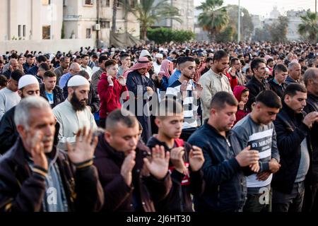 Les musulmans palestiniens exécutent des prières d'Eid al-Fitr au lever du soleil marquant la fin du mois sacré du Ramadan, à Khan Yunis, dans le sud de la bande de Gaza. Banque D'Images