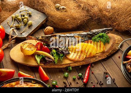 Poisson grillé au maquereau avec pommes de terre Banque D'Images