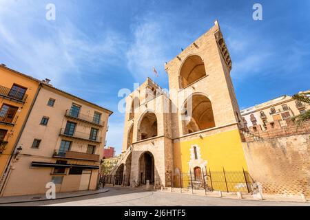 Vue arrière du monument médiéval de Torres de quart à Valence Banque D'Images