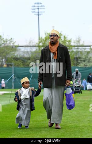 Edgbaston, Birmingham, Royaume-Uni, mai 2nd 2022. Musulmans célébrant Eid al-Fitr 2022 au terrain de cricket d'Edgbaston. Les fidèles arrivent pour les prières du matin pour marquer la fin du ramadan. Credit: Sam Bagnall / Alamy Live News Banque D'Images