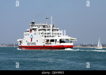 Red Osprey Ferry de la Red Funnel Fleet traversant le Solent vers Southampton Water Banque D'Images