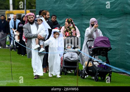 Edgbaston, Birmingham, Royaume-Uni, mai 2nd 2022. Musulmans célébrant Eid al-Fitr 2022 au terrain de cricket d'Edgbaston. Les fidèles arrivent pour les prières du matin pour marquer la fin du ramadan. Credit: Sam Bagnall / Alamy Live News Banque D'Images