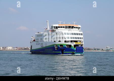 Victoria de Wight, un ferry Wight Link sur le Swashway en direction de Fishbourne sur l'île de Wight Banque D'Images