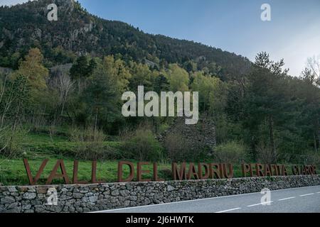 Escaldes Engordany, Andorre : 2022 mai 1 : entrée du sentier dans la vallée de Madriu Perafita Clar en Andorre, site classé au patrimoine mondial de l'UNESCO en 2022. Banque D'Images