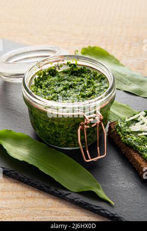 Sauce au pesto faite maison à base de feuilles d'Allium ursinum, connue sous le nom d'ail sauvage, ramsons, sarrasins, ail à feuilles larges, ail en bois, poireau. Banque D'Images