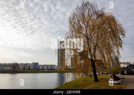 Minsk, Bélarus, 04.11.21. Paysage de la ville de Minsk en Biélorussie avec la rivière Svislach et l'île de Tears avec les saules colorés d'automne pleurant. Banque D'Images