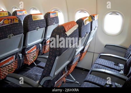 rangées de sièges vides sur un vol interne d'un avion easyjet au royaume-uni Banque D'Images