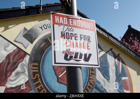 Affiche électorale TUV (voix unioniste traditionnelle) à côté des peintures murales paramilitaires loyalistes sur le chemin « Freedom Corner », chemin Newtownards inférieur, Belfas est Banque D'Images