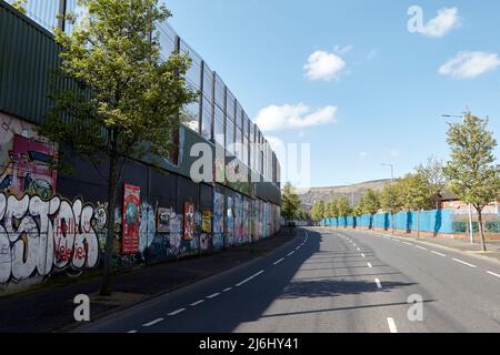Le mur de division de la « ligne de la paix » entre le secteur de la route des chutes catholiques (derrière le mur) et le secteur de la route protestante Shankill, Cupar Way, WestBelfast, N Banque D'Images