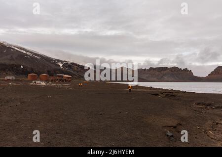 les bâtiments délabrés de la chasse à la baleine abandonnée et la station scientifique de l'île de tromperie antarctique Banque D'Images