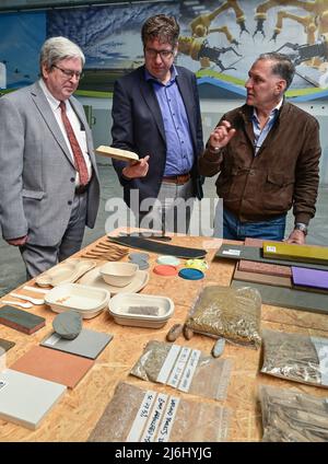 02 mai 2022, Brandebourg, Schwedt : Edoardo Gordillo (r), fondateur de Bio-lutions Deutschland GmbH, explique les produits de sa société à Jörg Steinbach (l, SPD), ministre de l'économie et du travail du Brandebourg, et Michael Kellner (Bündnis 90/Die Grünen), secrétaire d'État parlementaire au ministère fédéral de l'économie et de la protection du climat, au début de la tournée de bioéconomie. Le Ministère fédéral de l'économie et de la protection du climat (BMWK) a compilé un atlas de régions échantillons pour la bioéconomie industrielle, qui sera publié à la fin du mois de mai. Pour Brandenburg, Potsdam et le bourg Banque D'Images