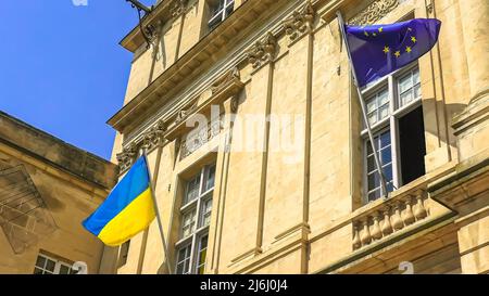 Le drapeau de l'Ukraine et le drapeau européen à la fenêtre agitant dans le vent. À l'appui de l'invasion de l'Ukraine et de son adhésion à l'Union européenne Banque D'Images