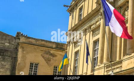 Le drapeau de l'Ukraine et le drapeau européen avec le drapeau de la France à la fenêtre agitant unis pour soutenir l'invasion de l'Ukraine et de son adhésion à l'européen Banque D'Images