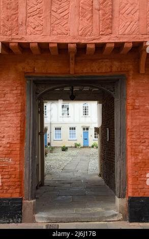 Entrée et Vue à travers la porte de Hampton court, classé Grade 1, 14th siècle, rue Nelson, King's Lynn Banque D'Images