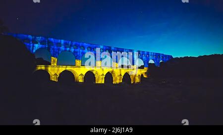 Pont du Gard avec drapeau de l'Ukraine à l'appui de l'invasion de l'Ukraine et de son adhésion à l'Union européenne. Aqueduc romain de la ville de Nîmes en France Banque D'Images