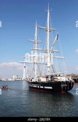 TS Royalist un brig d'entraînement et le navire amiral des cadets de la mer quittant Haslar Marina, mars 2022 Banque D'Images