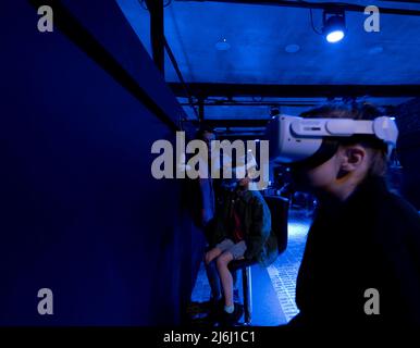 Londres, Royaume-Uni. 30 avril 2022. Visite de la réalité virtuelle. Les visiteurs portant un casque VR pour vivre une journée dans la vie artistique lors de l'expérience immersive Van Gogh. Banque D'Images