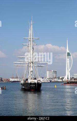 TS Royalist un brig d'entraînement et le navire amiral des cadets de la mer quittant Haslar Marina, mars 2022 Banque D'Images