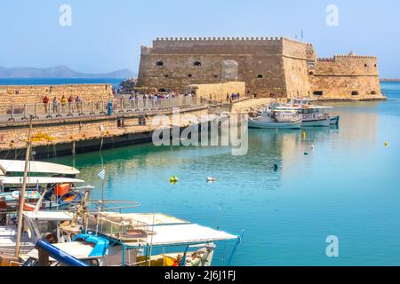 Héraklion, Grèce - 27 avril 2019 : ancien port vénitien avec bateaux sur l'île de Crète Banque D'Images