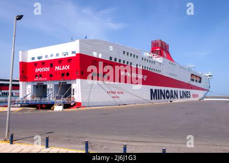Héraklion, Grèce - 27 avril 2019 : port de l'île de Crète et ferry à grande vitesse Minoan Lines Banque D'Images