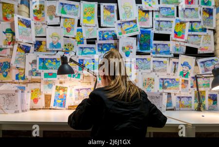 London Shoreditch, Royaume-Uni. 30 avril 2022. Parent avec enfants à colorier un imprimé à l'exposition Van Gogh The Immersive Experience. Banque D'Images