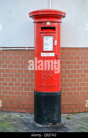 Boîte à lettres anglaise rouge vif traditionnelle. Il s'agit de l'une des cases de priorité pour les personnes qui publient des tests Covid. Banque D'Images