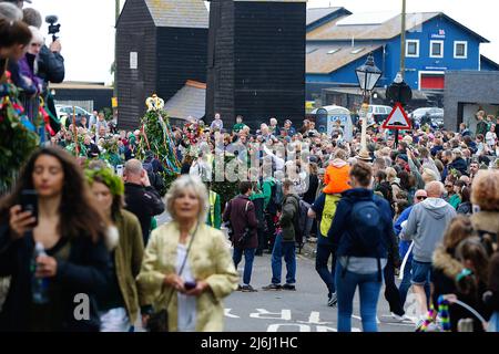 Hastings, East Sussex, Royaume-Uni. 02 mai 2022. Jack in the Green est un événement annuel qui a lieu dans la ville balnéaire de Hastings. Un événement de quatre jours qui attire des milliers de personnes de partout au Royaume-Uni et au-delà. Crédit photo : Paul Lawrenson/Alay Live News Banque D'Images