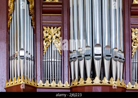 Vieux tuyaux d'orgue en métal dans une église Banque D'Images