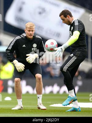 LONDRES, Angleterre - 01 MAI : Eldin Jakupovic de Leicester City et Danny Ward de Leicester City pendant l'échauffement avant le match pendant la Premier League entre Banque D'Images