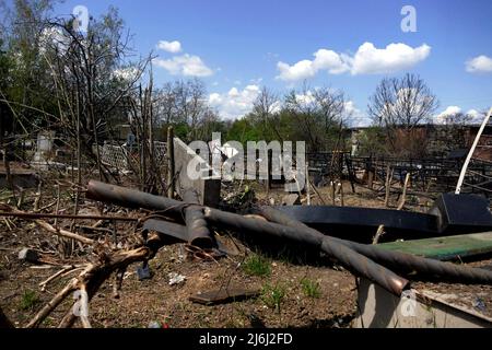 ODESA, UKRAINE - 1 MAI 2022 - la conséquence d'un missile russe qui a frappé l'un des cimetières municipaux le 23 avril 2022, est photographiée à Odesa, Banque D'Images