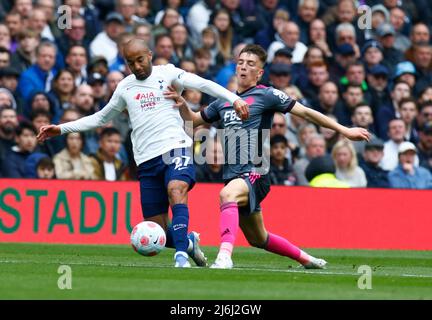 LONDRES, Angleterre - 01 MAI : Lucas Moura de Tottenham Hotspur bat Luke Thomas de Leicester City lors de la Premier League entre Tottenham Hotspur et Leice Banque D'Images