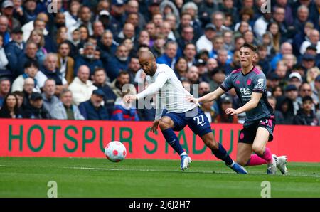 LONDRES, Angleterre - 01 MAI : Lucas Moura de Tottenham Hotspur bat Luke Thomas de Leicester City lors de la Premier League entre Tottenham Hotspur et Leice Banque D'Images