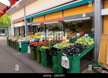 Outre les fruits, les légumes, le poisson, la viande et le pain, la gamme comprend un certain nombre de épiceries fines, de fleuristes et de magasins de biens de consommation ainsi qu'un tabac Banque D'Images