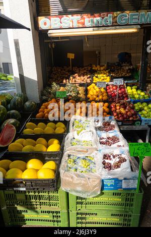 Outre les fruits, les légumes, le poisson, la viande et le pain, la gamme comprend un certain nombre de épiceries fines, de fleuristes et de magasins de biens de consommation ainsi qu'un tabac Banque D'Images