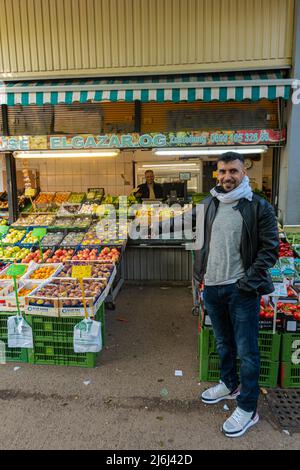 Outre les fruits, les légumes, le poisson, la viande et le pain, la gamme comprend un certain nombre de épiceries fines, de fleuristes et de magasins de biens de consommation ainsi qu'un tabac Banque D'Images