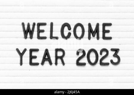Lettre de couleur noire en mot Welcome année 2023 sur fond de tableau de feutre blanc Banque D'Images