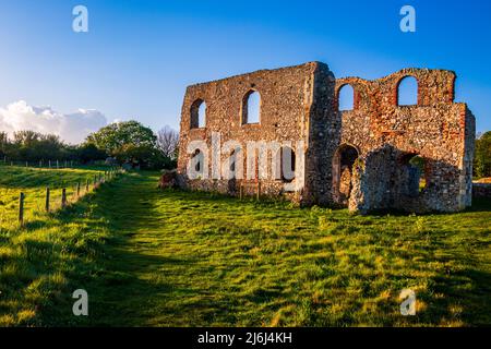 Les vestiges et les ruines de Gray Friars friary sur la colline à Dunwich plage Suffolk est Anglia Angleterre. Banque D'Images