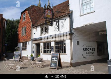 The Woolpack Inn and Hotel in the High Street à Tenterden, dans le Kent, en Angleterre, le 11 avril 2022. L'auberge historique de coaching date de 1478. Banque D'Images