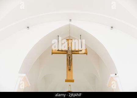 Minsk, Bélarus. Août 2021. Une croix à l'intérieur de l'église Zolotogorsky de la très Sainte Trinité de Saint-Roch Banque D'Images