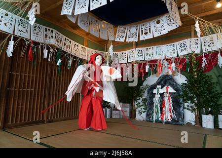 Fujisaki-san, un maître de Kagura le shinto spectacle rituel racontant les feux des dieux. Voici la danse Uzume, Takachiho, Kyushu, Ja Banque D'Images
