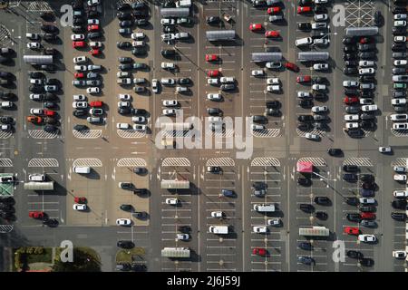 Voitures garées sur le parking près du centre commercial Banque D'Images