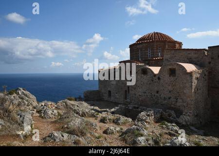 Paysage avec vue panoramique sur Aghia Sophia Temple octogonal de 12th siècles et site historique du château fortifié de Monemvasia en Laconie Grèce. Banque D'Images