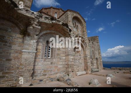 Paysage avec vue panoramique sur Aghia Sophia Temple octogonal de 12th siècles et site historique du château fortifié de Monemvasia en Laconie Grèce. Banque D'Images